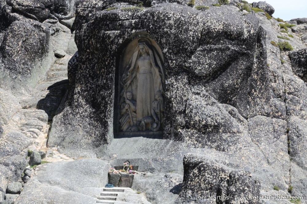 Immagine della Madonna scolpita nella roccia
